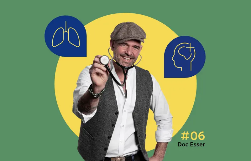 In der Mitte ist ein Foto von Doc Esser mit Schirmmütze und Stethoskop zu sehen. Illustrationen daneben zeigen eine Lunge sowie einen Kopf im seitlichen Porträt.