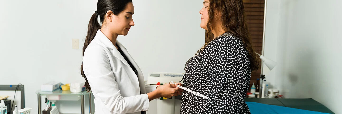 Eine Ärztin misst den Bauchumfang einer Patientin mit Prädiabetes.