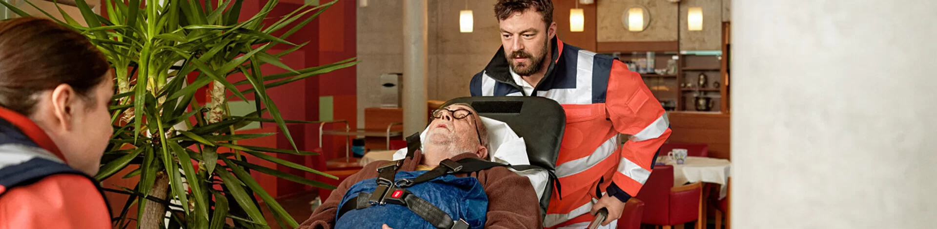 Mitarbeiter des Rettungsdienstes transportieren einen Patienten. Die AOK übernimmt bei Krankenhausbehandlungen einen Großteil der Kosten.