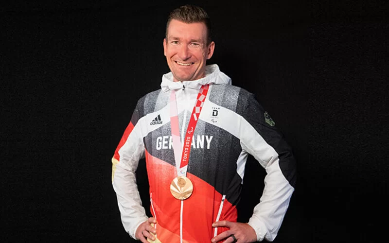 Matthias Schindler posiert mit seiner Bronzemedaille um den Hals.