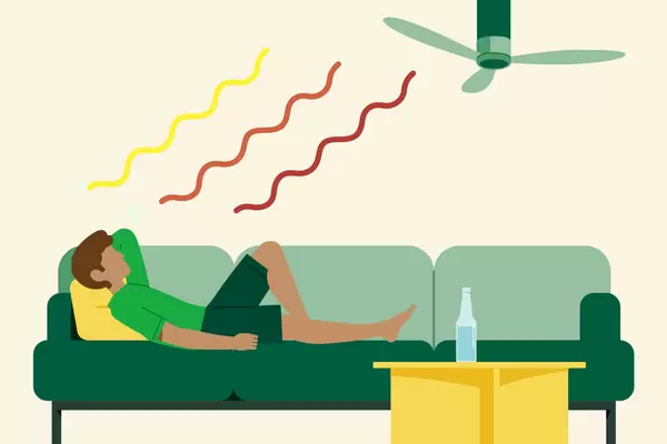 Illustration eines Mannes auf einem Sofa ruhend, auf dem Tisch vor ihm steht eine Flasche Wasser, an der Decke hängt ein Ventilator. Im Hintergrund flimmern Hitzewellen.