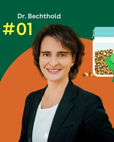 Dr. Angela Bechthold steht vor einem grünen Hintergrund. Neben ihr eine Grafik mit einem Glas und Brokkoli.