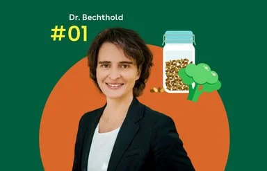 Dr. Angela Bechthold steht vor einem grünen Hintergrund. Neben ihr eine Grafik mit einem Glas und Brokkoli.