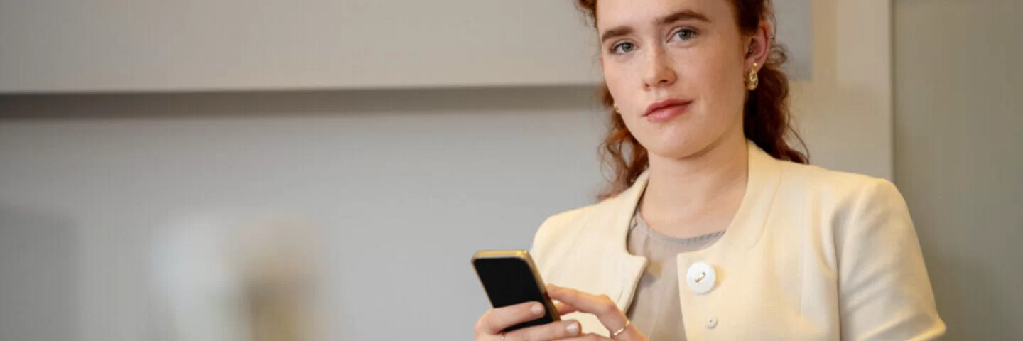 Eine Frau hält ihr Smartphone in der Hand. Bei Apps ist der Datenschutz sehr wichtig.