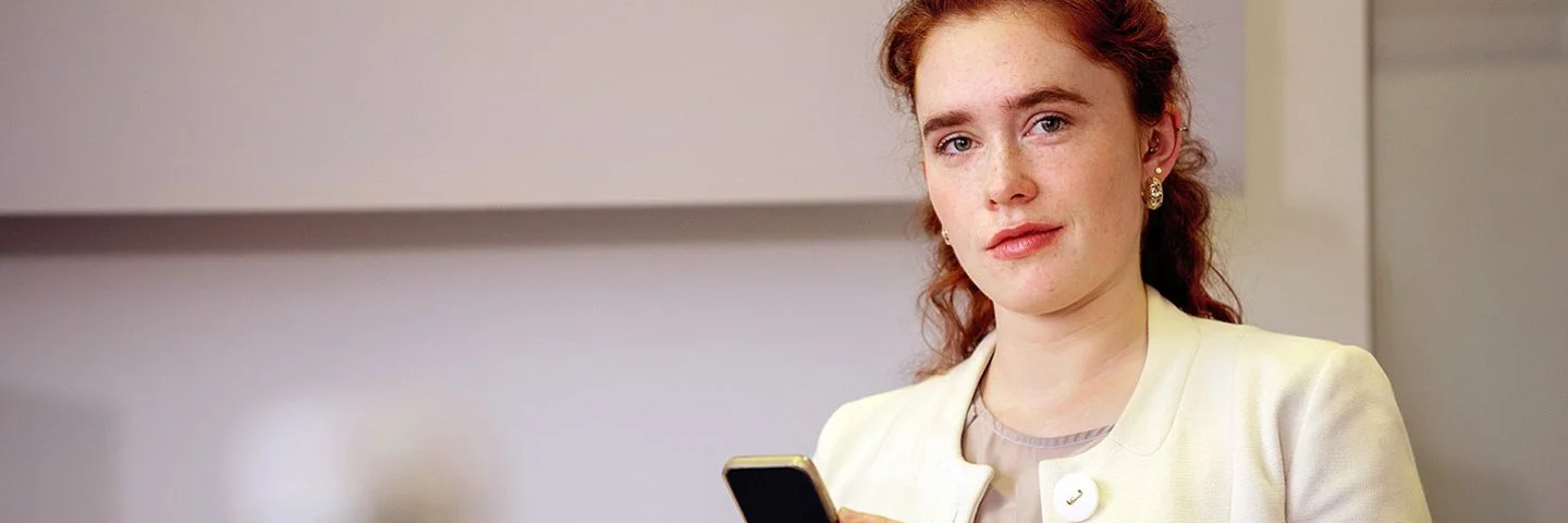 Eine Frau hält ihr Smartphone in der Hand. Bei Apps ist der Datenschutz sehr wichtig.