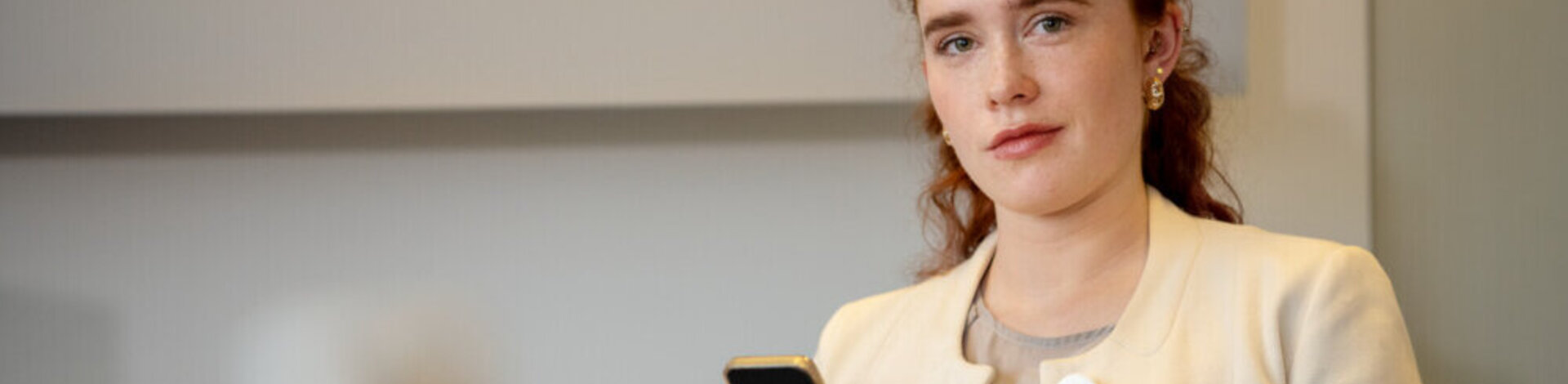Eine Frau hält ihr Smartphone in der Hand. Bei Apps ist der Datenschutz sehr wichtig.