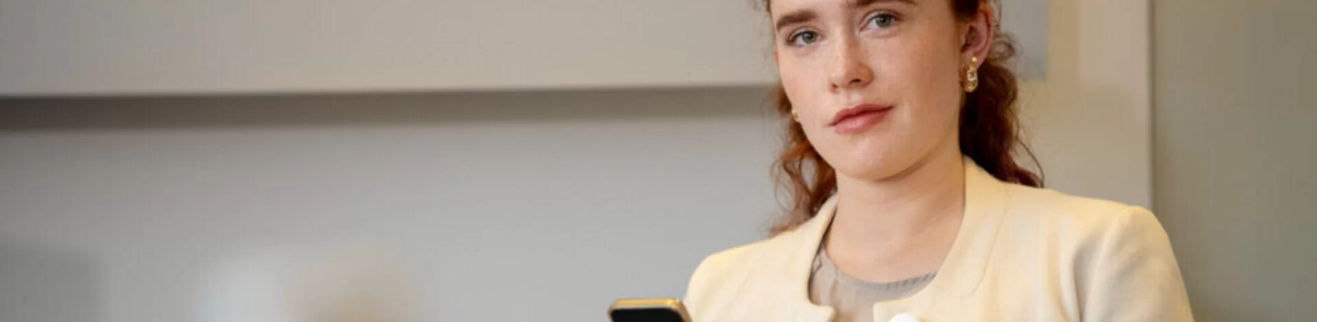 Eine Frau hält ihr Smartphone in der Hand. Bei Apps ist der Datenschutz sehr wichtig.
