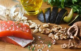 Omega-3-haltige Lebensmittel auf einem Tisch.