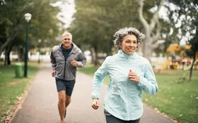 Ein fittes älteres Paar beim Joggen im Park.