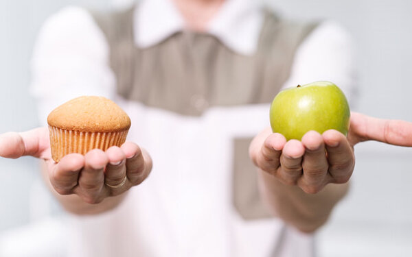 Apfel statt Muffin: Bei Snacks zwischendurch lieber auf gesunde Alternativen zurückgreifen.