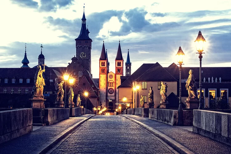 Alte Mainbrücke in Würzburg im Morgengrauen.