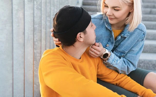 Ein Mädchen und ein Junge schauen sich tief in die Augen.