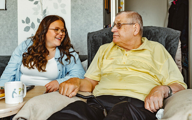 Der pflegebedürftige Wolfgang Engel mit seiner Enkelin Sinja im gemeinsamen Wohnzimmer.