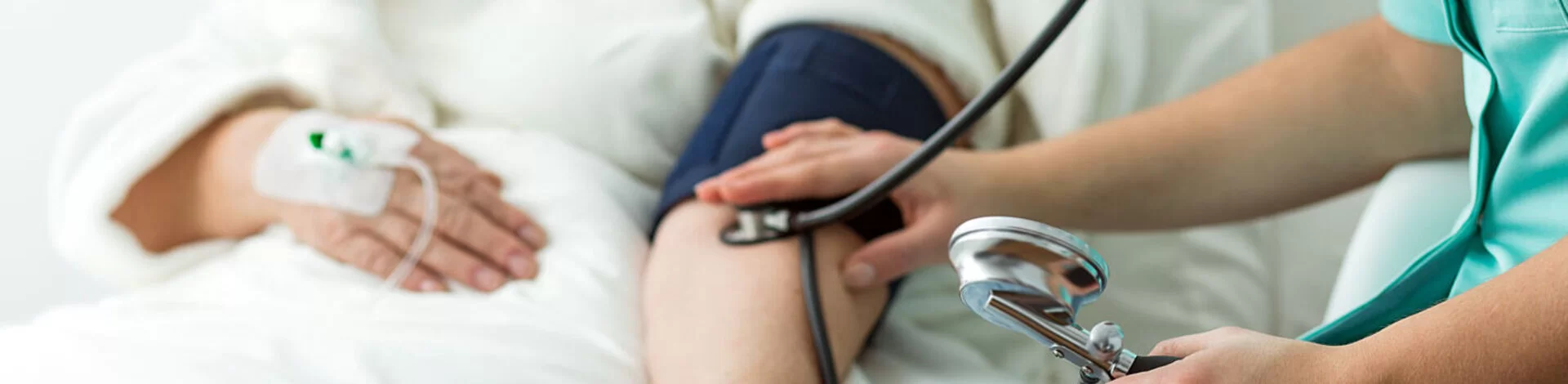Ein Arzt hört einen Patienten im Krankenhaus ab.