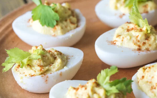 Gefüllte Eier auf einem Teller angerichtet sind ein toller Low-Carb-Snack.