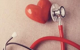 Ein Herz mit einem Stethoskop