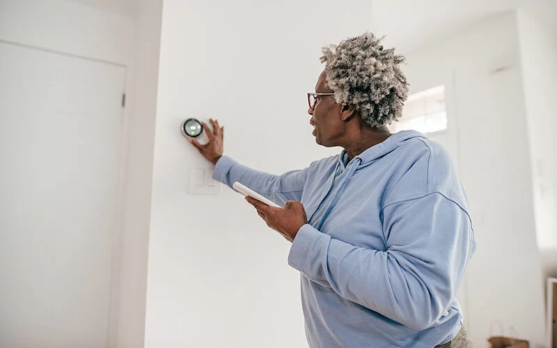 Ältere Dame im Badezimmer ihres Smarthomes