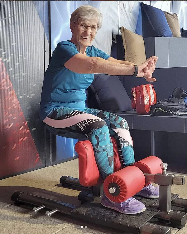 Erika Rischko macht eine Übung an einem Sportgerät