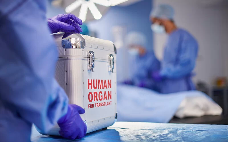 Fachkräfte für Organtransport bringen ein Spenderherz in den OP.