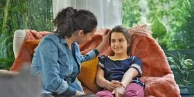 Mutter spricht mit Tochter über Ängste.