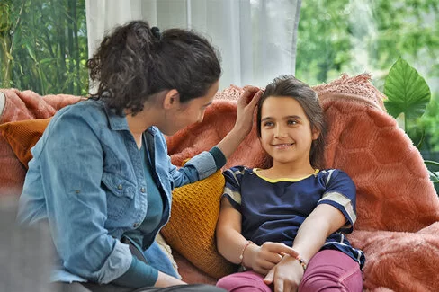 Mutter spricht mit Tochter über Ängste.