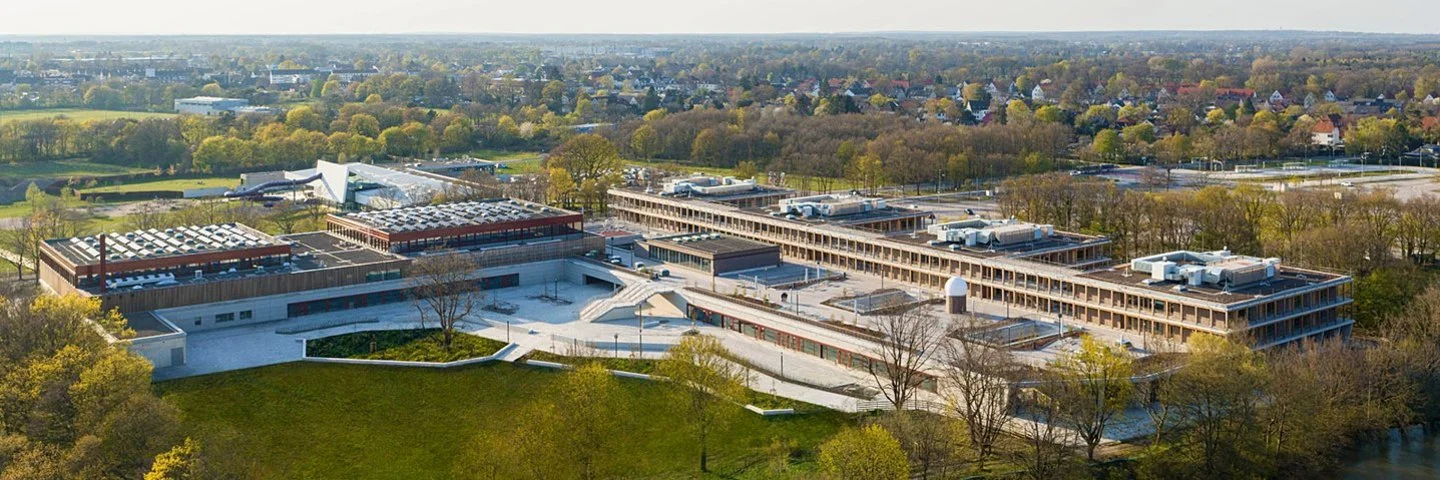Luftbild vom Gymnasium der Stadt Langenhagen mit Blick auf die Stadt Langenhagen in Niedersachsen
