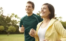 Eine Mann und eine Frau beim Joggen.