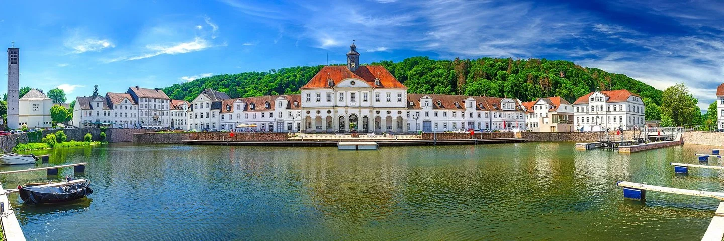 Panoramablick auf die Altstadt und den historischen Hafen von Bad Karlshafen in Hessen, Deutschland