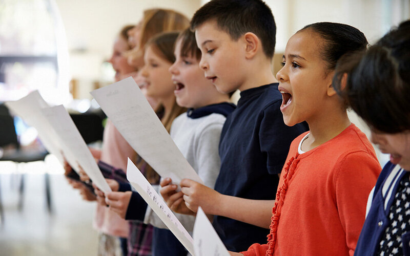 Eine Gruppe von Kindern singt gemeinsam im Chor.