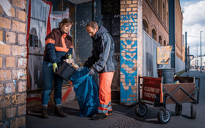 Katrin Zeise übt ein Ehrenamt aus, bei dem sie in Bremen die Straßen von Müll befreit.