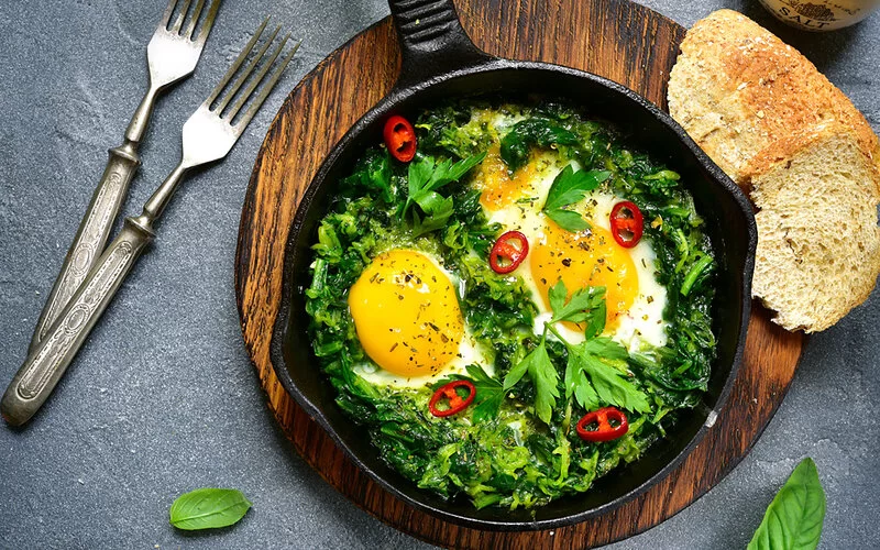 Shakshuka mit Spinat ist eine gesunde Abendbrot-Idee.