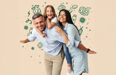 Eine Familie, bestehend aus Mutter, Vater und Tochter, guckt lächelnd in die Kamera und steht vor einem beigen Hintergrund mit handgezeichneten grünen Illustrationen. Die Tochter sitzt auf dem Rücken des Vaters, während die Mutter sie von hinten umarmt.