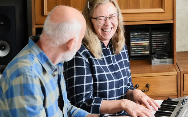Ein älteres Paar musiziert gemeinsam und empfindet große Freude