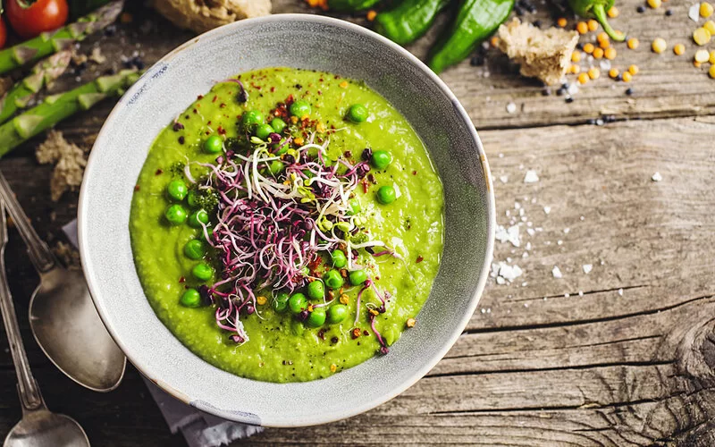 Biotinreiche, grüne Erbsensuppe garniert mit Sprossen.