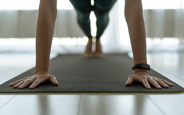 Frau macht zuhause Pilates