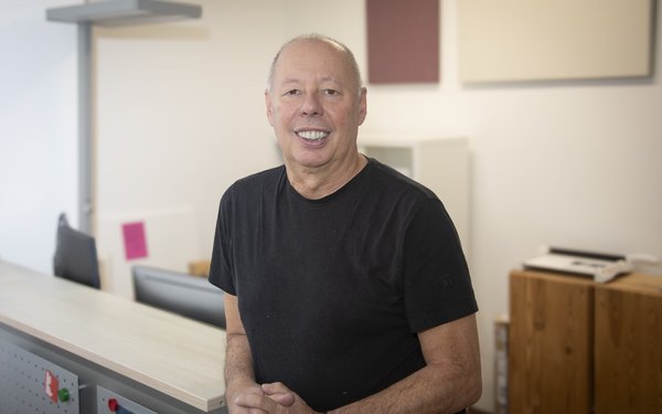 Markus Gerstmann steht und lächelt in die Kamera.