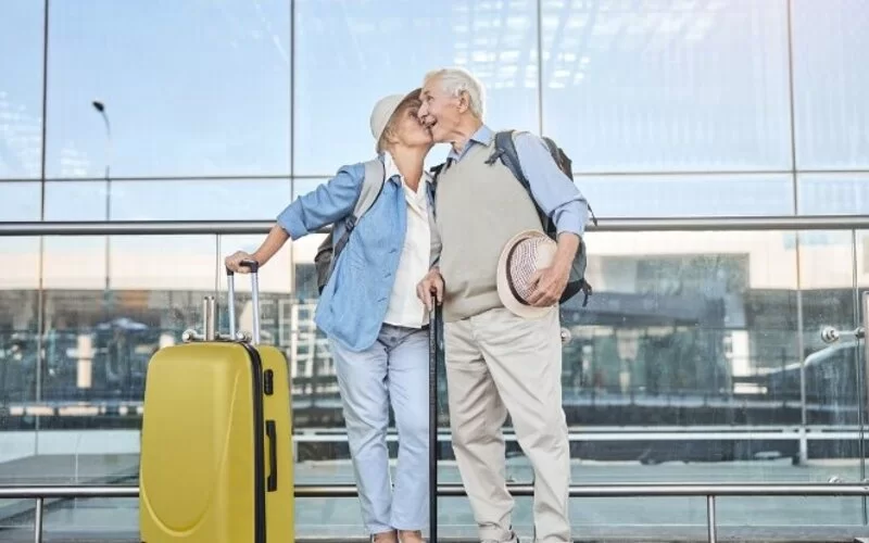 Reisen für Senioren: Mit der richtigen Vorbereitung ist es auch im Alter kein Problem, in den Urlaub zu fahren.