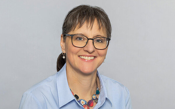 Porträt von Dr. Anke Leesemann, Fachärztin für Gynäkologie und Geburtshilfe, Mitglied des Fachärzteteams von AOK-Clarimedis.