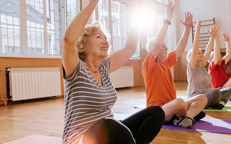 Frau will durch Yoga neue Freunde finden.