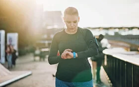 Frau beginnt nach einer längeren Pause wieder mit dem Sport.