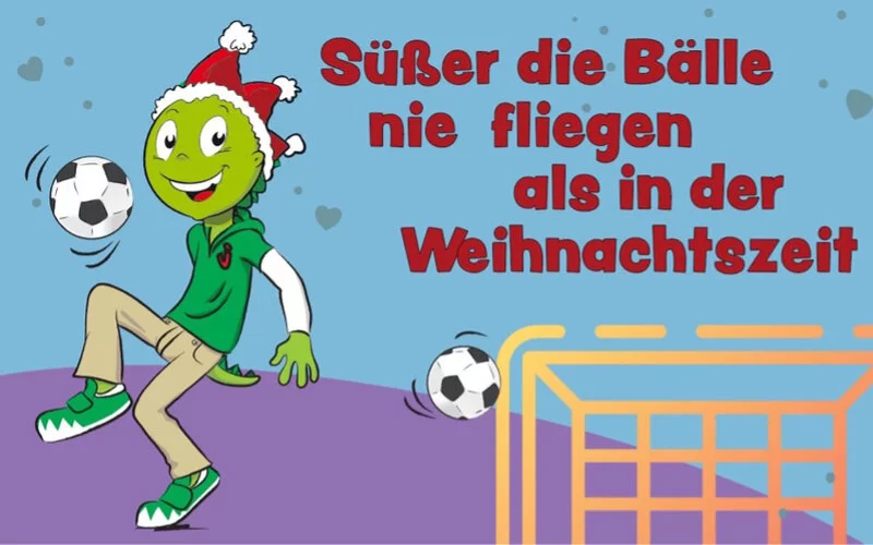 Jolinchen spielt mit einem Fußball.