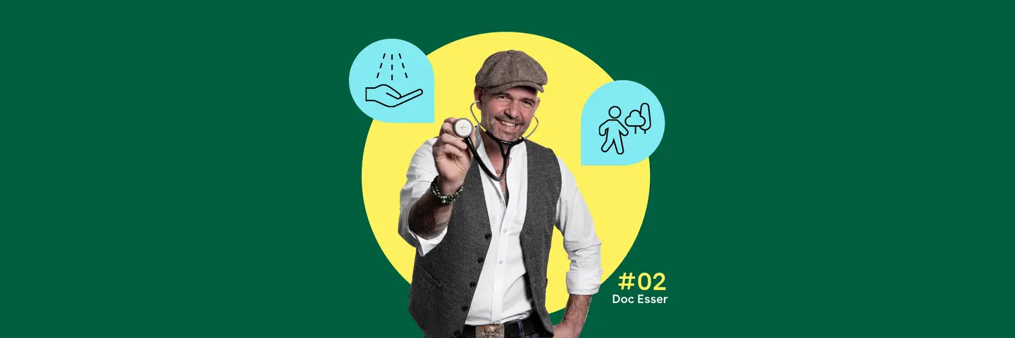 In der Mitte ist ein Foto von Doc Esser mit Schirmmütze und Stethoskop zu sehen. Illustrationen daneben zeigen eine Handdesinfektion und eine im Wald spazierende Person.