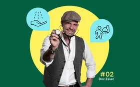 In der Mitte ist ein Foto von Doc Esser mit Schirmmütze und Stethoskop zu sehen. Illustrationen daneben zeigen eine Handdesinfektion und eine im Wald spazierende Person.