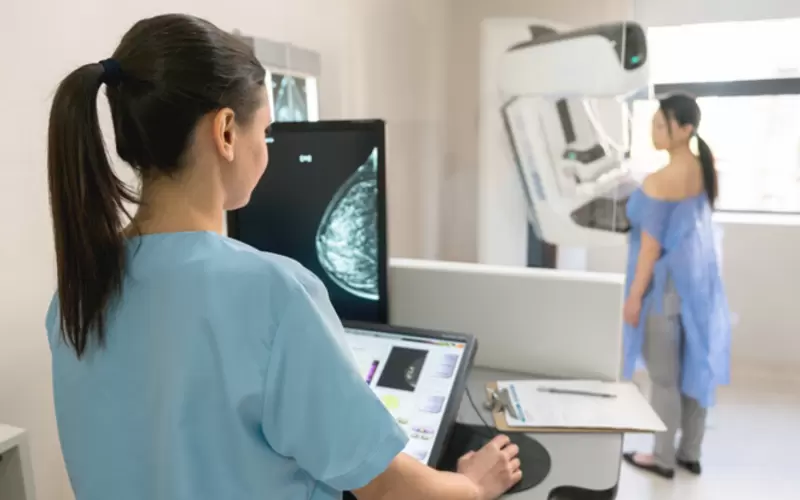 Eine Frau unterzieht sich zur Früherkennung von Krebs einer Mammographie.
