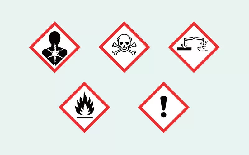 Unterschiedliche Gefahrstoffsymbole von Haushaltschemikalien.
