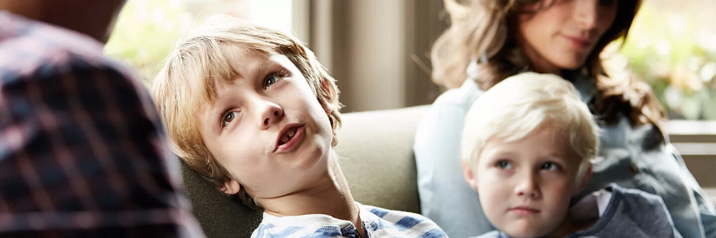 Vater und Mutter wollen eine Trennung und besprechen das in Ruhe mit ihren Kindern auf dem Sofa.