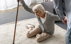 Eine ältere Dame ist auf dem Teppich gestürzt – mit der richtigen Sturzprophylaxe wäre das nicht passiert.