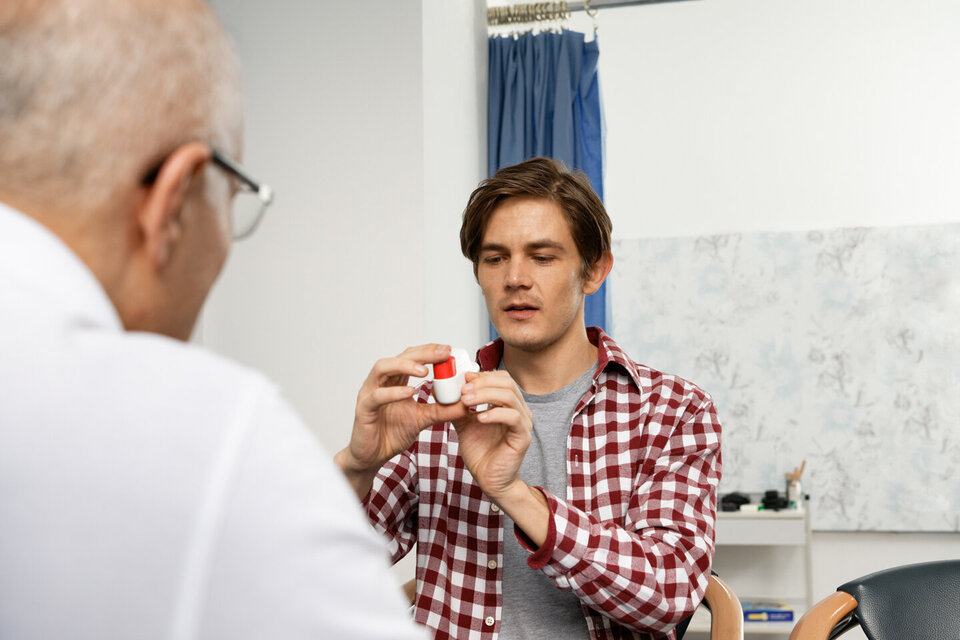 Ein Arzt berät einen Asthma-Patienten. Der AOK-Curaplan Asthma bronchiale verbessert die Lebensqualität von Erkrankten.