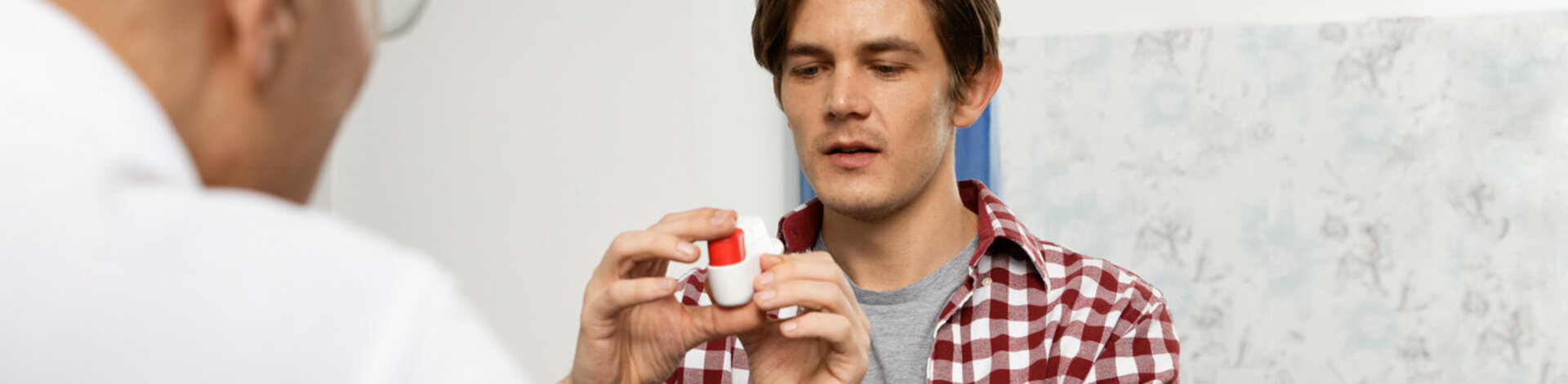Ein Arzt berät einen Asthma-Patienten. Der AOK-Curaplan Asthma bronchiale verbessert die Lebensqualität von Erkrankten.