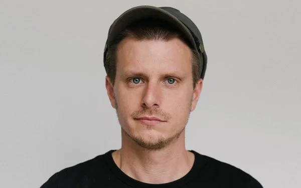 Portrait von Moritz Neumeier, der an einer psychischen Erkrankung, genauer, an einer Anpassungsstörung mit depressiven Episoden leidet.